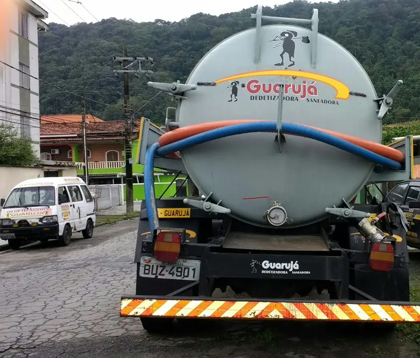 Foto de serviço de dedetização e desentupimento no Guarujá